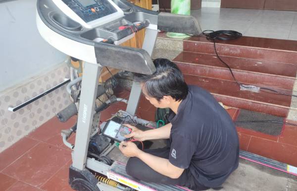 Sửa máy chạy bộ thợ chưa tới nhà kiểm tra đã báo giá sửa